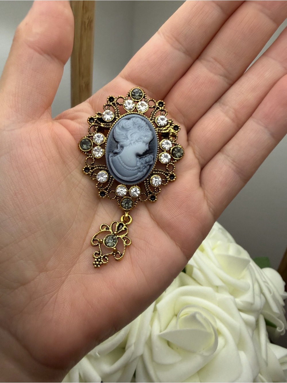Vintage-Inspired Gray Cameo Pendant Necklace with Gold Filigree